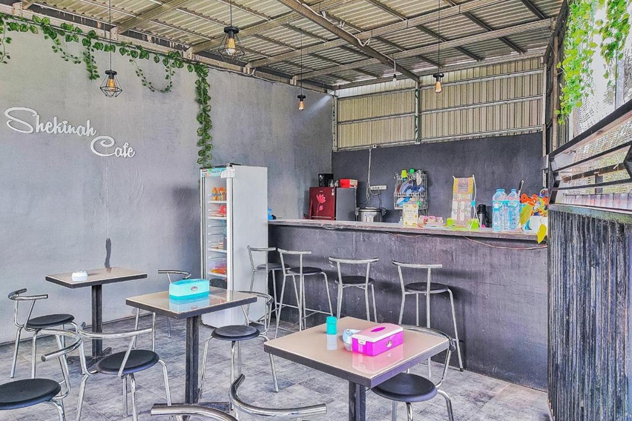 Shekinah Homestay & Cafe Waikabubak Mitra Reddoorz Экстерьер фото