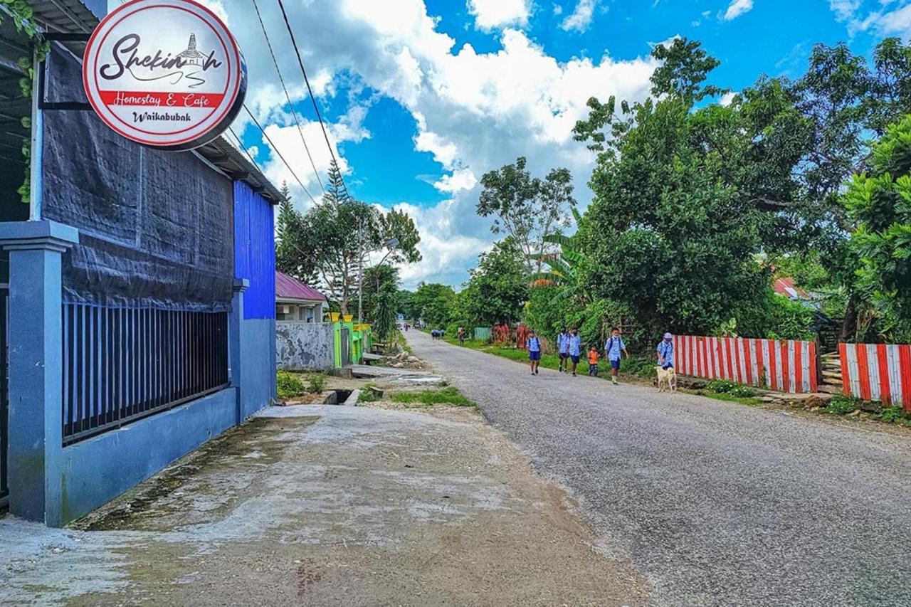 Shekinah Homestay & Cafe Waikabubak Mitra Reddoorz Экстерьер фото