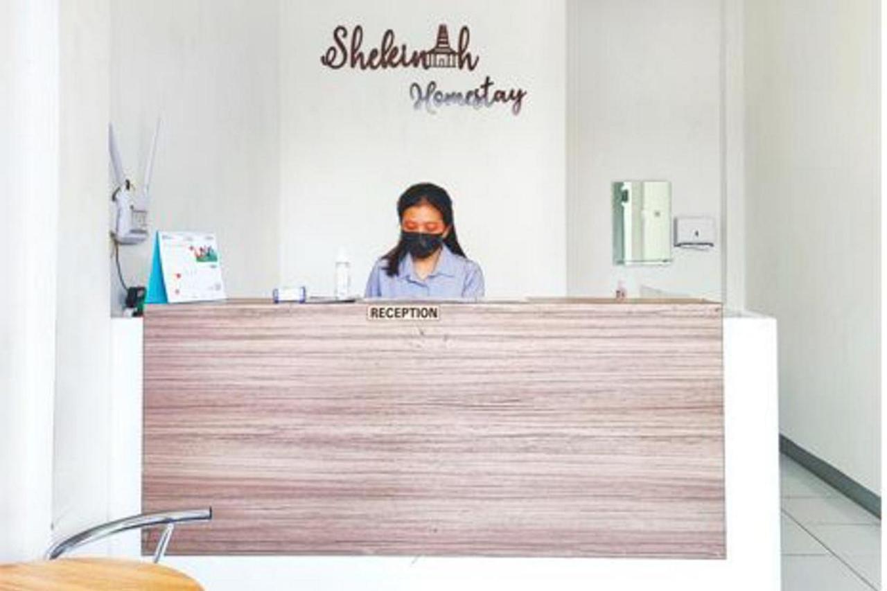 Shekinah Homestay & Cafe Waikabubak Mitra Reddoorz Экстерьер фото