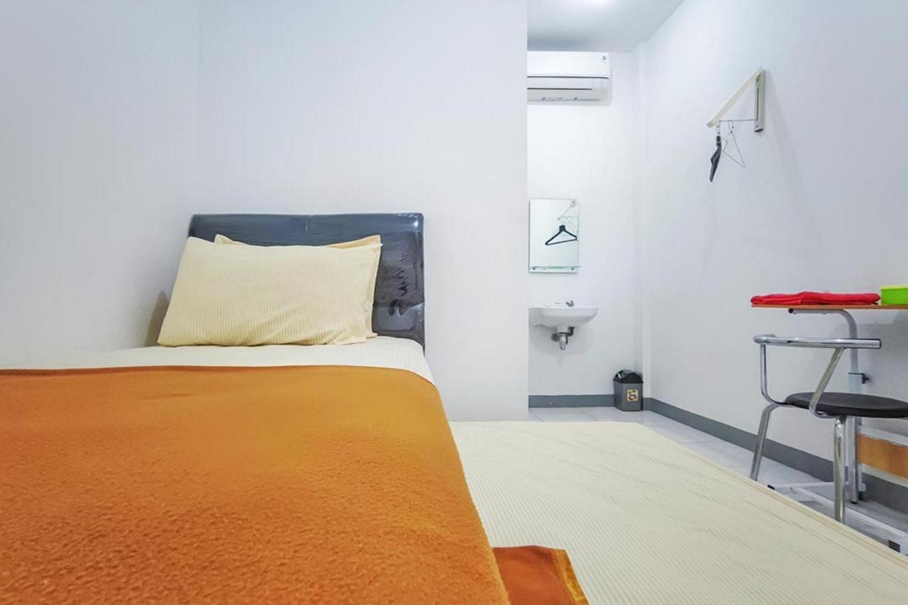Shekinah Homestay & Cafe Waikabubak Mitra Reddoorz Экстерьер фото