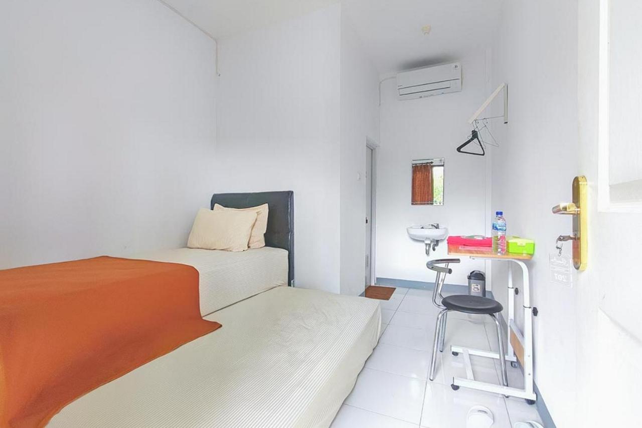 Shekinah Homestay & Cafe Waikabubak Mitra Reddoorz Экстерьер фото